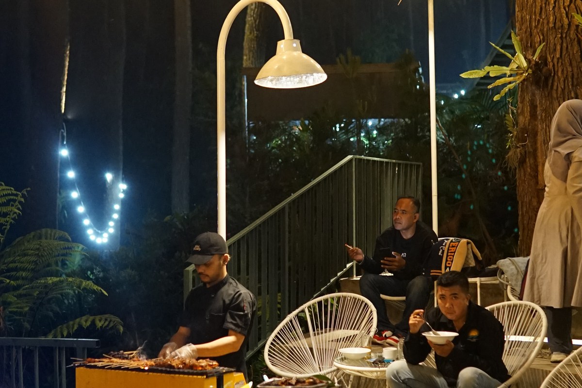 Suasana Hangat Malam Hari & Api Unggun Bonfire di Bruriram